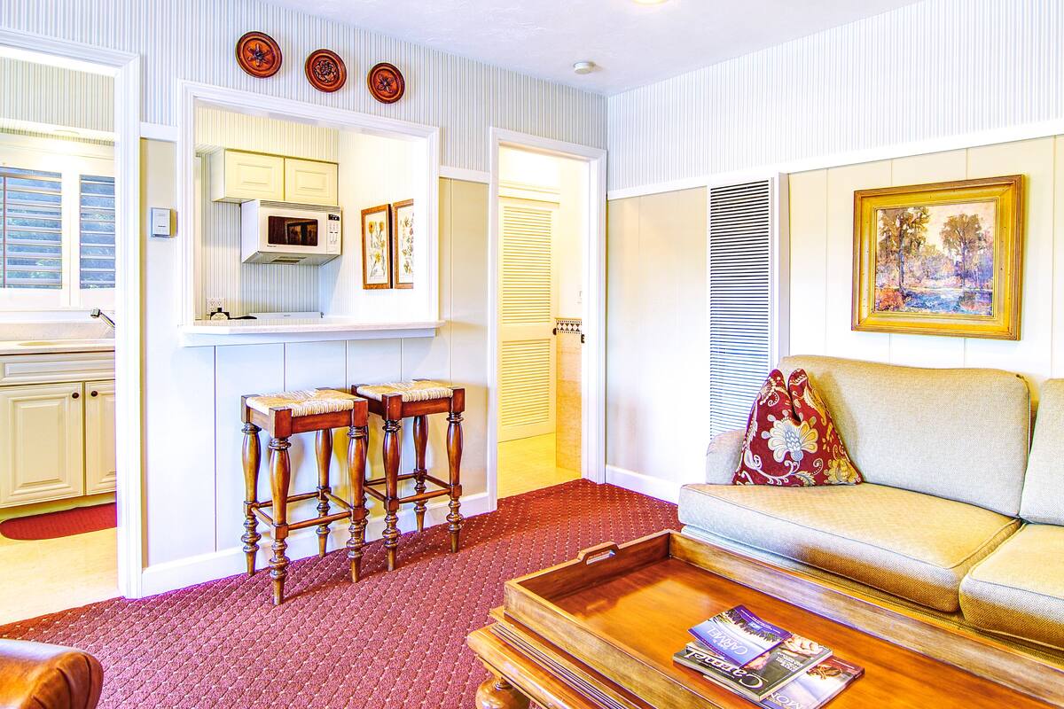 deluxe suite, 1 king bed, kitchen | premium bedding, desk, iron/ironing board, free wifi