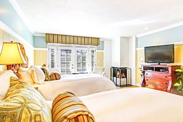 Quarto premium, 2 camas Queen, lareira | 1 quarto, roupas de cama premium, escrivaninha