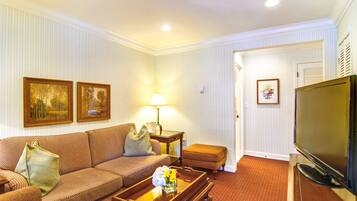 Standard Suite, 1 King Bed | Living room | Flat-screen TV