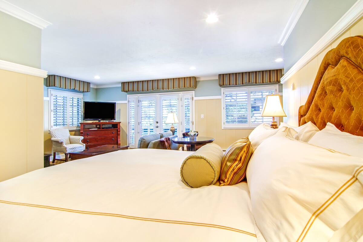 premium suite, 1 king bed, jetted tub | premium bedding, desk, iron/ironing board, free wifi