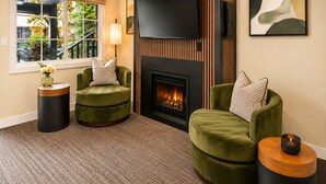Standard Room, 1 King Bed, Non Smoking, Fireplace