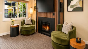 Standard Room, 1 King Bed, Non Smoking, Fireplace | Premium bedding, pillowtop beds, desk, laptop workspace