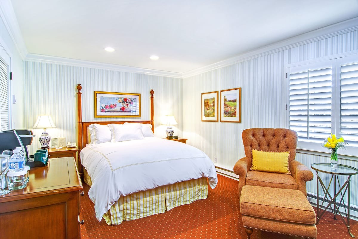 Premium bedding, pillowtop beds, desk, laptop workspace
