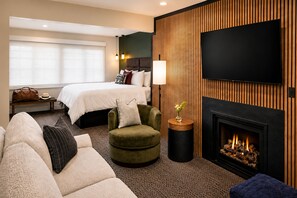 Deluxe Studio, 1 King Bed with Sofa bed, Non Smoking, Fireplace | Premium bedding, pillowtop beds, desk, laptop workspace - Wayside Inn (Carmel)