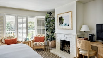 Pillowtop beds, minibar, in-room safe, desk at Hotel Carmel