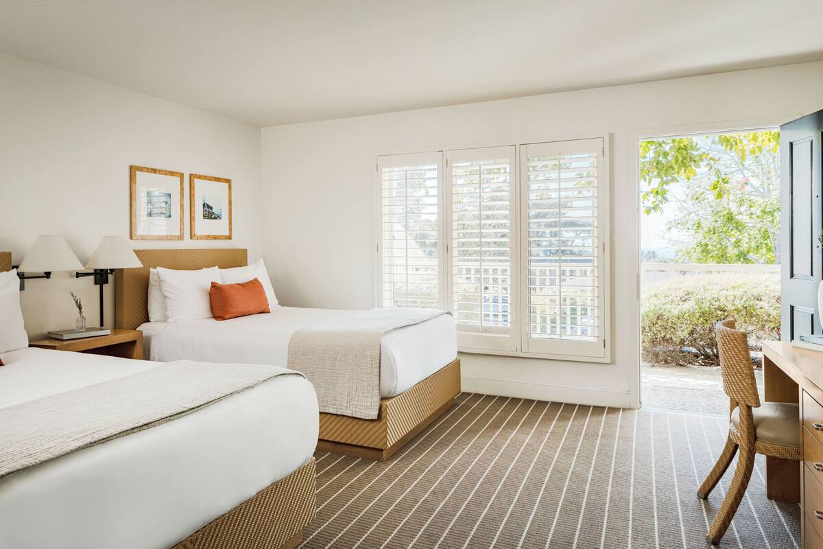Chambre, 2 grands lits, accessible aux personnes à mobilité réduite | Lit avec matelas à plateau-coussin, minibar, coffre-fort, bureau