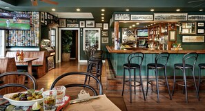 Serviert Mittagessen, Abendessen und Happy Hour
