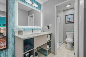 豪華客房, 1 張特大雙人床, 陽台 (Deluxe King with Balcony) | 浴室 | 名牌盥洗用品、吹風機、毛巾、肥皂