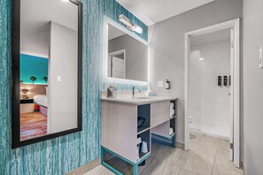 Camera Deluxe, 1 letto king, balcone (Deluxe King with Balcony) | Bagno | Set di cortesia firmato, asciugacapelli, asciugamani, sapone