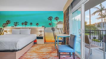 Phòng Deluxe, 1 giường cỡ king, ban công (Deluxe King with Balcony) | Bàn, khu vực làm việc phù hợp cho laptop, màn/rèm cản sáng