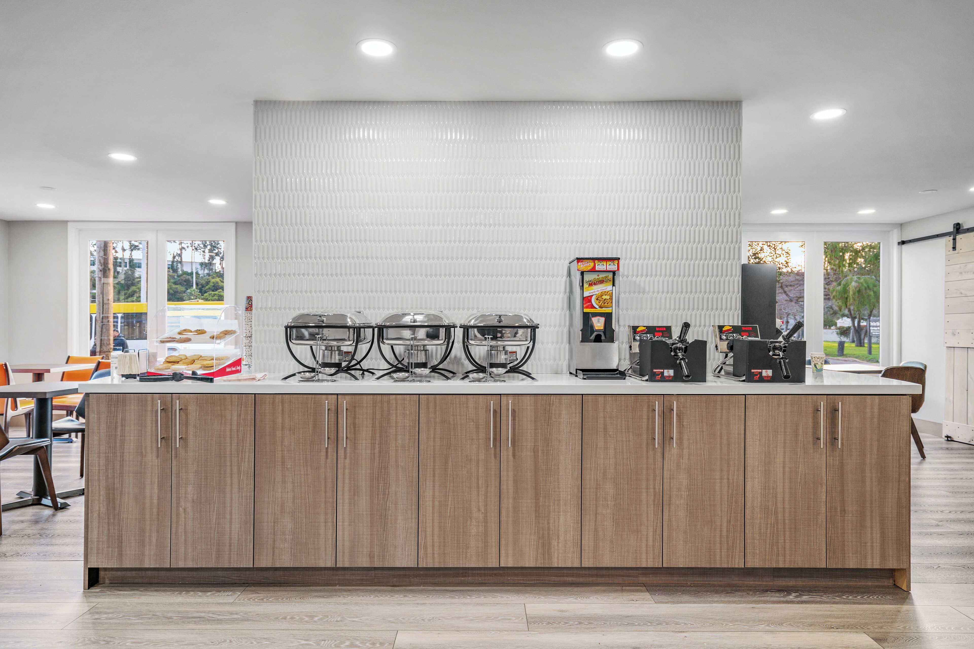 Una cocina moderna con una isla central, equipada con una cafetera, un microondas y un tostador.