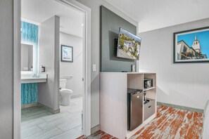 Room, 1 King Bed, Accessible | Desk, laptop workspace, blackout drapes, iron/ironing board - Avania Inn of Santa Barbara (Santa Barbara)