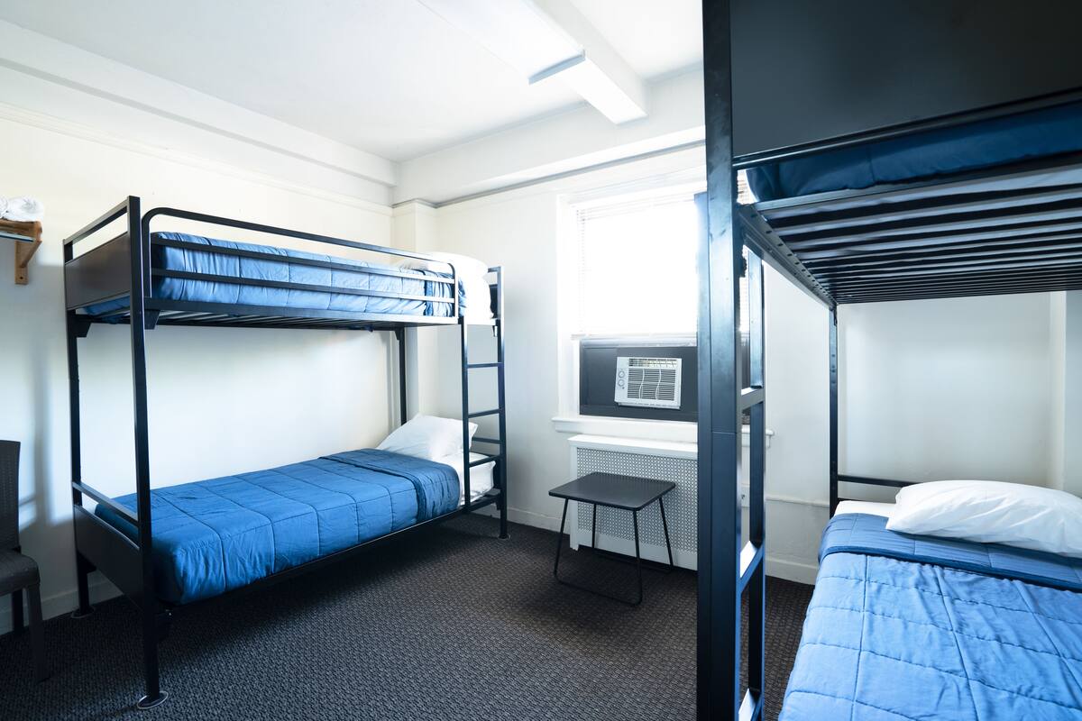 Standard-Vierbettzimmer | Zimmersafe, laptopgeeigneter Arbeitsplatz, kostenloses WLAN, Bettwäsche
