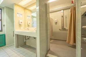 Dusche, kostenlose Toilettenartikel, Haartrockner, Handtücher