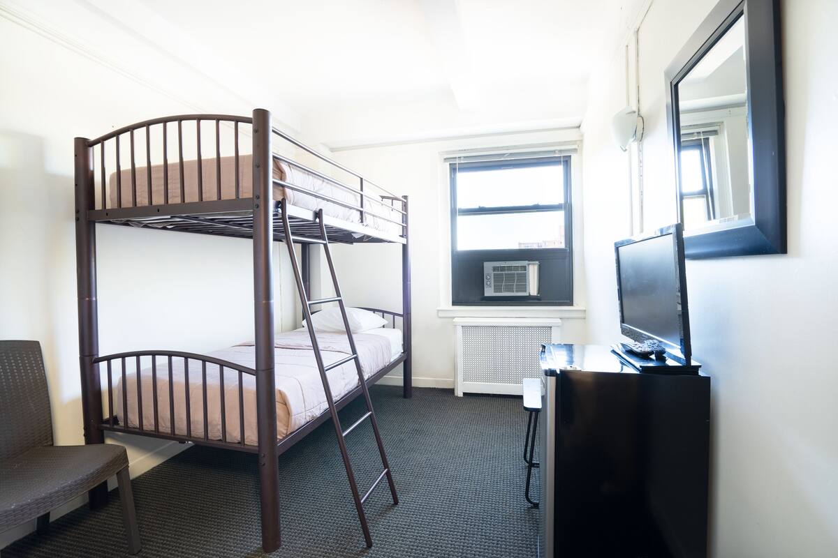 Standard-Doppelzimmer, Gemeinschaftsbad | Zimmersafe, laptopgeeigneter Arbeitsplatz, kostenloses WLAN, Bettwäsche