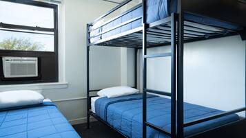 Standard-Dreibettzimmer | Zimmersafe, laptopgeeigneter Arbeitsplatz, kostenloses WLAN, Bettwäsche