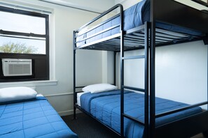 Standard-Dreibettzimmer | Zimmersafe, laptopgeeigneter Arbeitsplatz, kostenloses WLAN, Bettwäsche