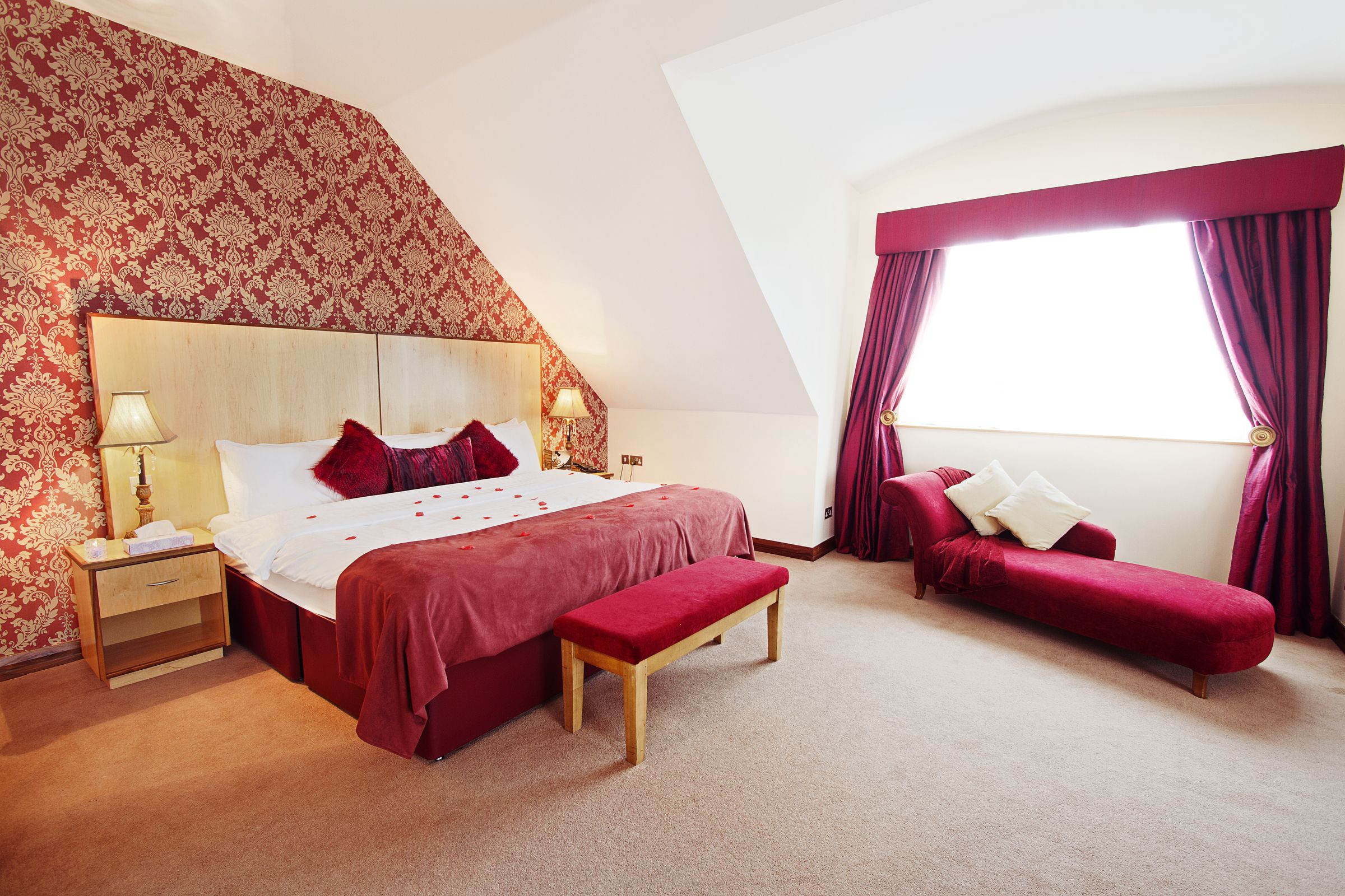 Suite – grand | Safe på rommet, skrivebord, lydisolert og strykejern/-brett