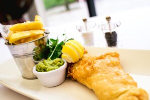 매일 풀 브렉퍼스트 아침 식사(1인당 GBP 18.00)