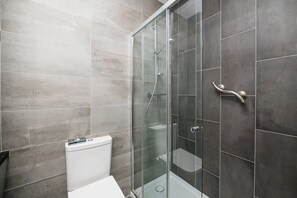 Habitación estándar con 1 cama doble o 2 individuales, varias camas | Baño | Artículos de higiene personal gratuitos, secador de pelo y toallas