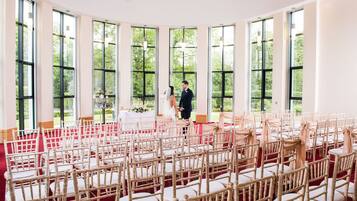 屋内結婚式場