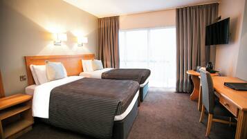 Pengeskab på værelset, skrivebord, lydisolering, strygejern/strygebræt