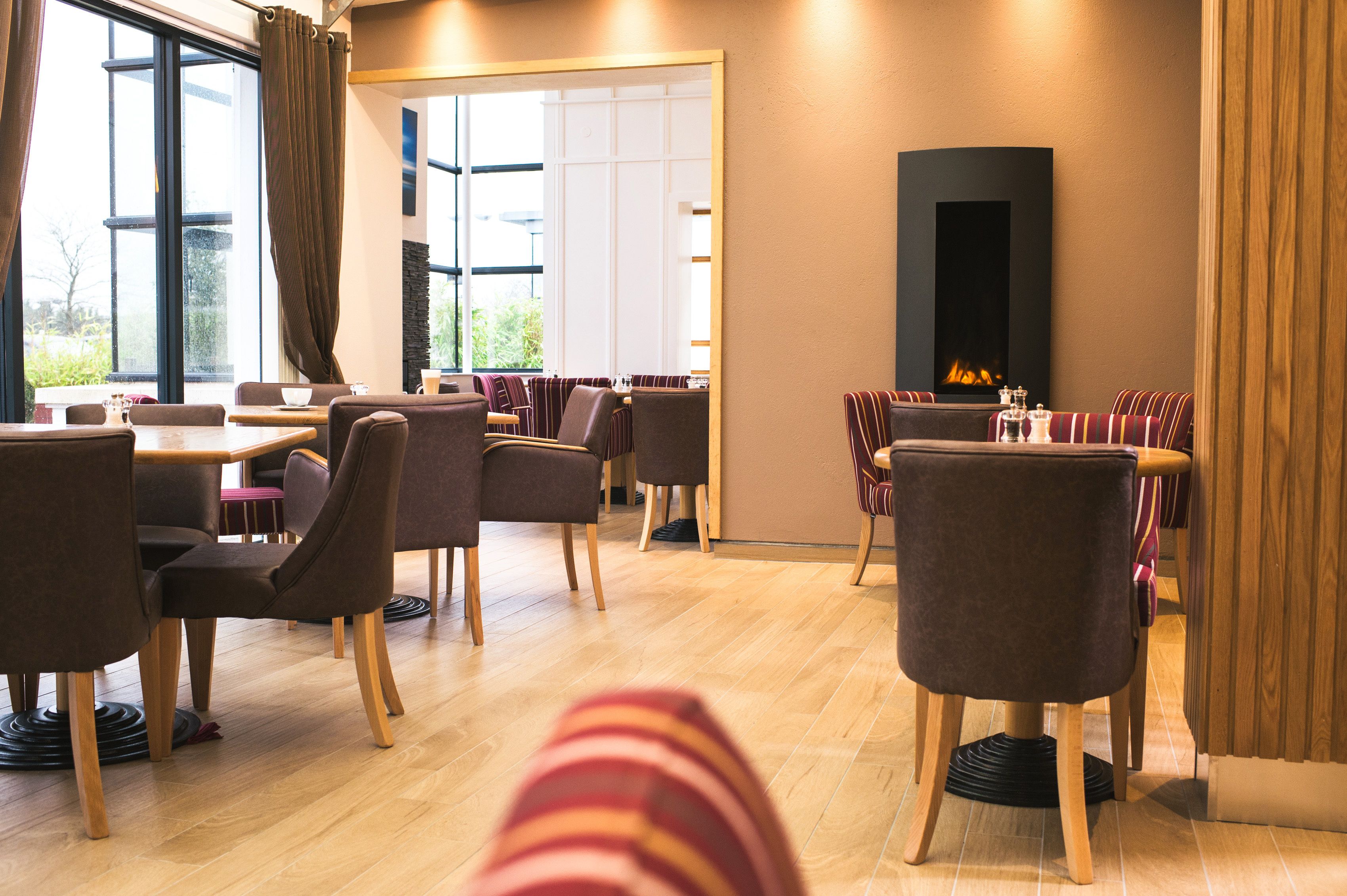 2 restaurants, lunch served