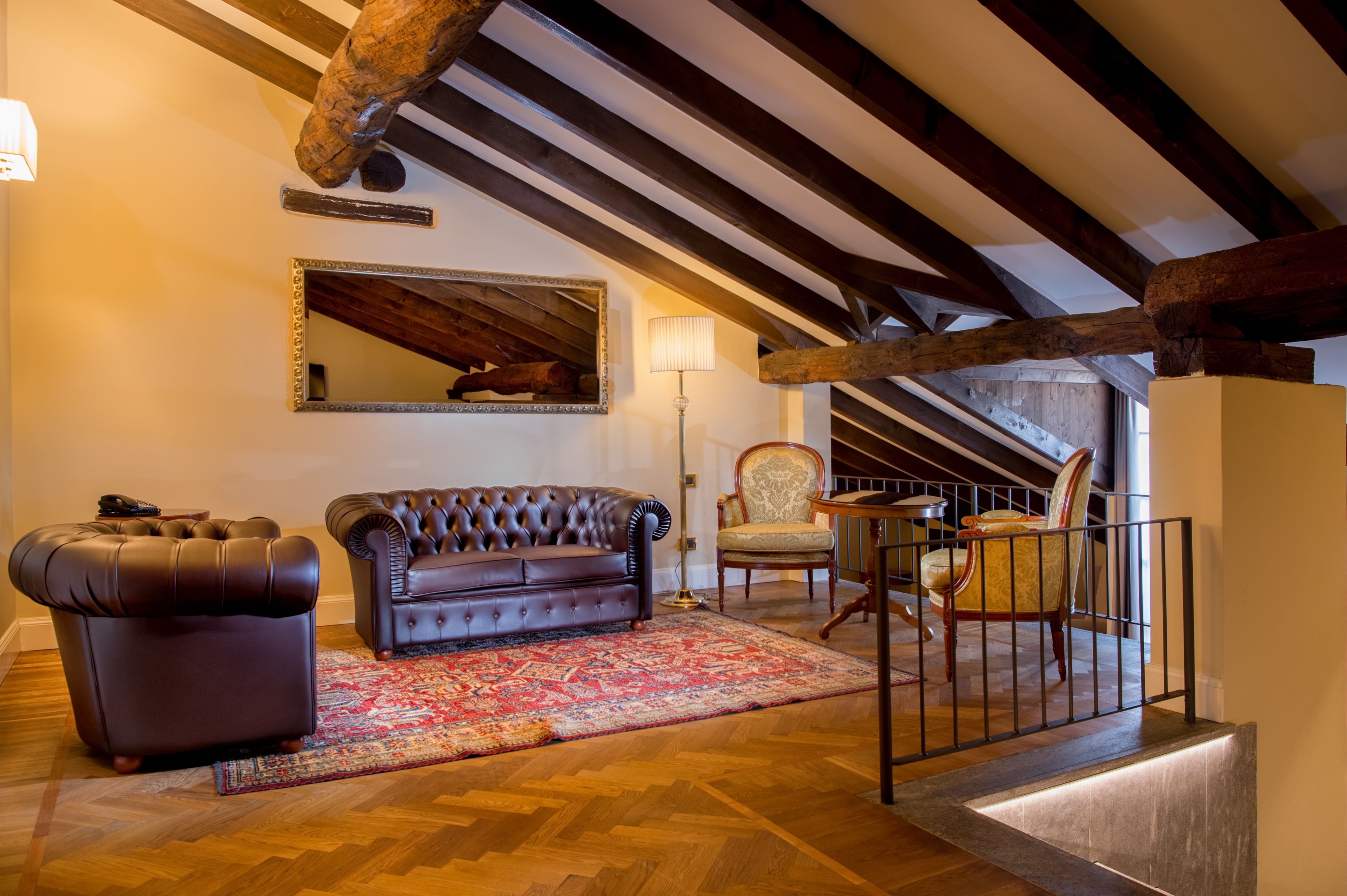 suite, 1 king bed | living room | flat-screen tv