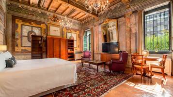 Suite, 1 letto king (Delia) | Biancheria da letto di alta qualità, copriletto in piuma, minibar