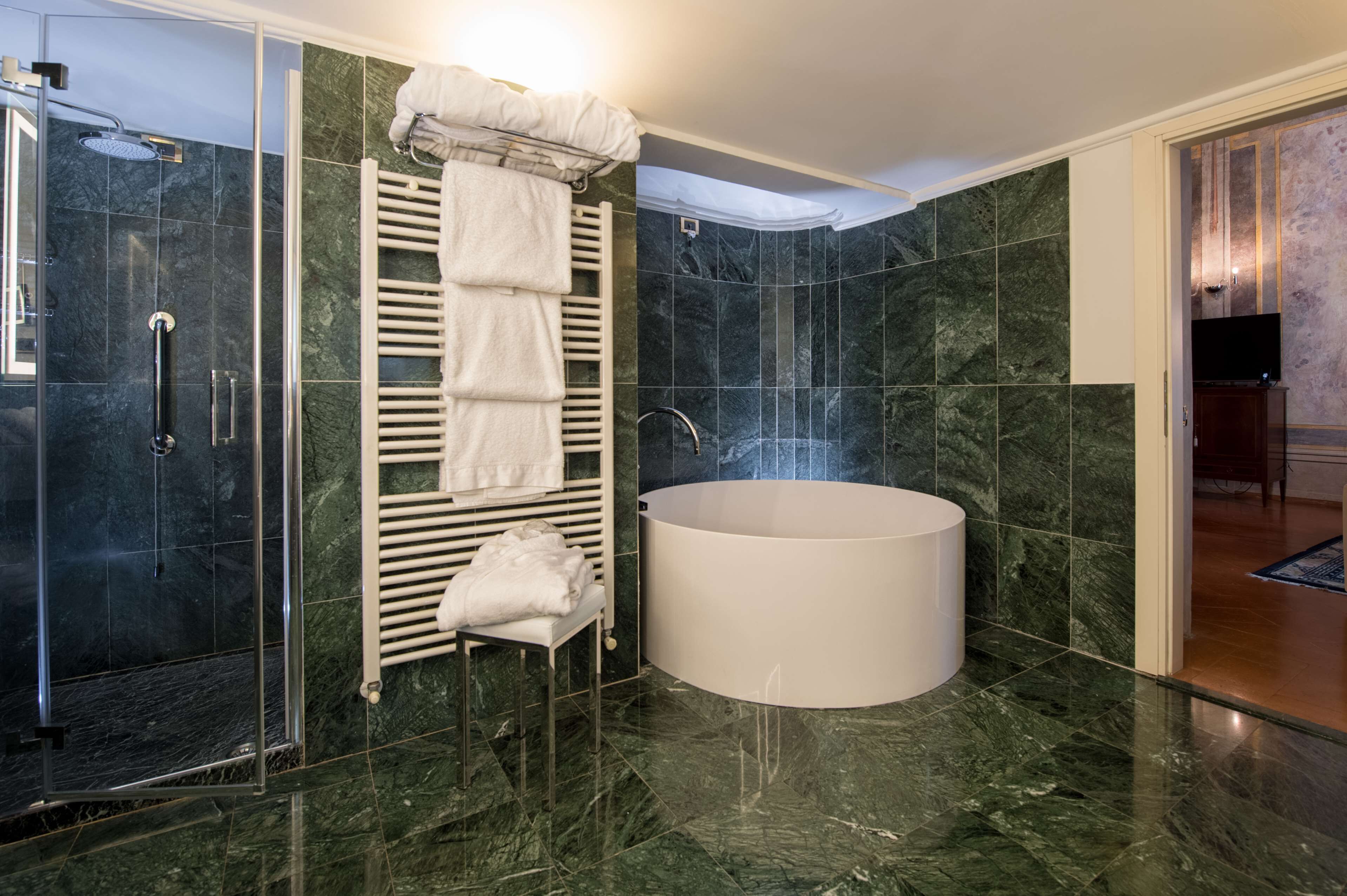 room, 1 king bed (spinola) | bathroom | combined shower/bathtub, free toiletries, hair dryer, bathrobes