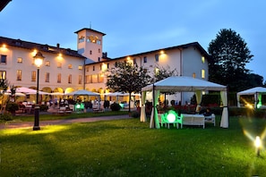 Breakfast, lunch served; Mediterranean cuisine, al fresco dining