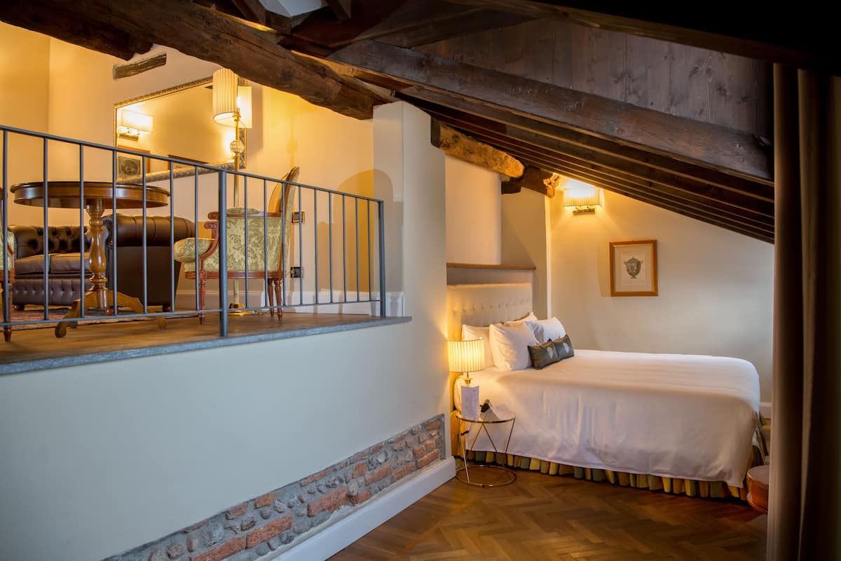 suite, 1 king bed | premium bedding, down duvets, minibar, in-room safe