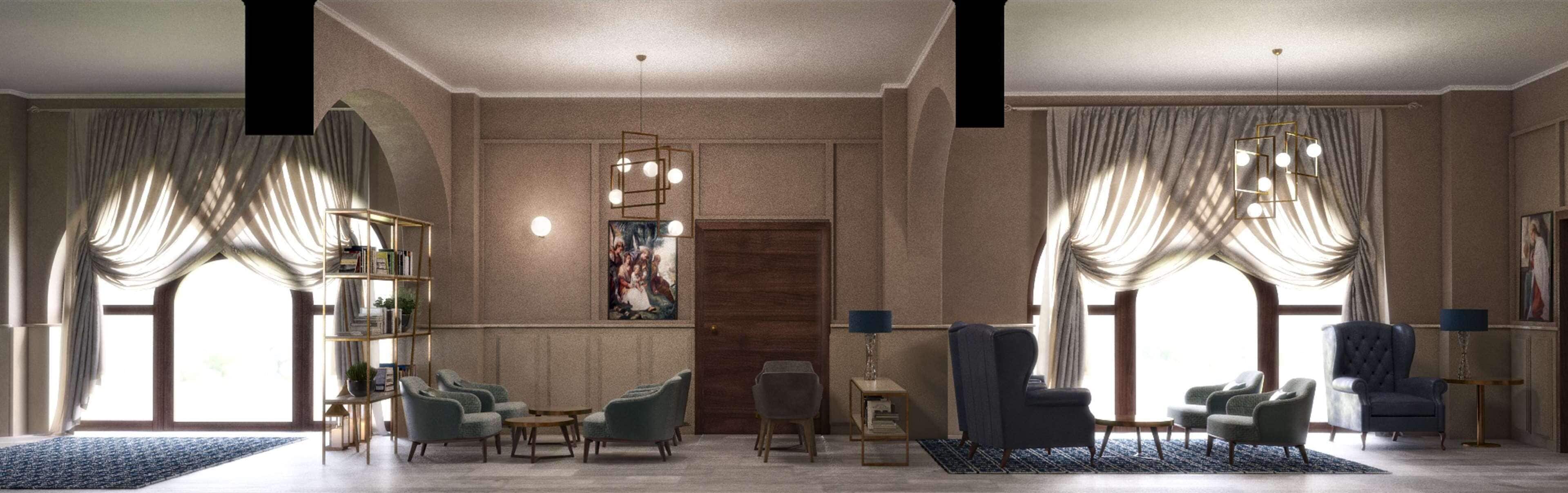 Ein geräumiges Wohnzimmer mit hoher Decke, großen Fenstern mit Vorhängen, einem Bücherregal und mehreren Sitzbereichen.