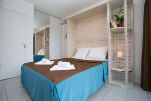 1 bedroom, cribs/infant beds