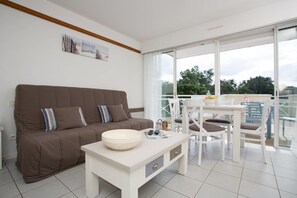 50-cm flat-screen TV with digital channels, TV - Madame Vacances Résidence Du Golf (Moliets-et-Maa)