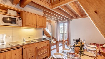 Apartamento, 2 quartos | Cozinha privada | Geladeira, micro-ondas, cooktop, lava-louças