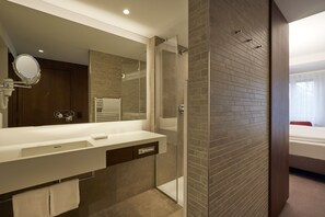 Shower, hair dryer, towels, soap - HYPERION Hotel Berlin (Berlin)