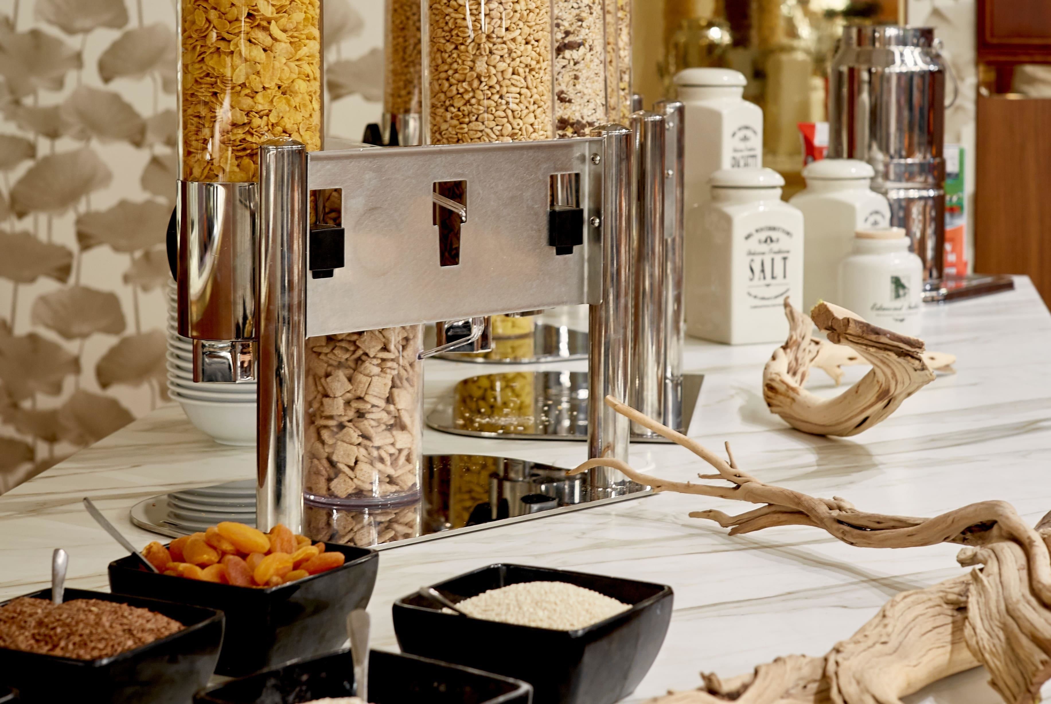 Un buffet proposant une variété de plats et d'accompagnements.