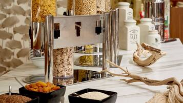 Un buffet proposant une variété de plats et d'accompagnements.