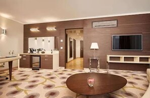 Tower Suite,  Business Lounge Access | Premium bedding, free minibar, in-room safe, desk