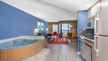 1 Queen Bed, 1-Bedroom Oceanfront Suite, Non-Smoking | Màn/rèm cản sáng, bàn ủi/dụng cụ ủi quần áo