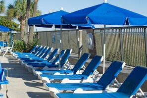 Una piscina al aire libre de temporada
