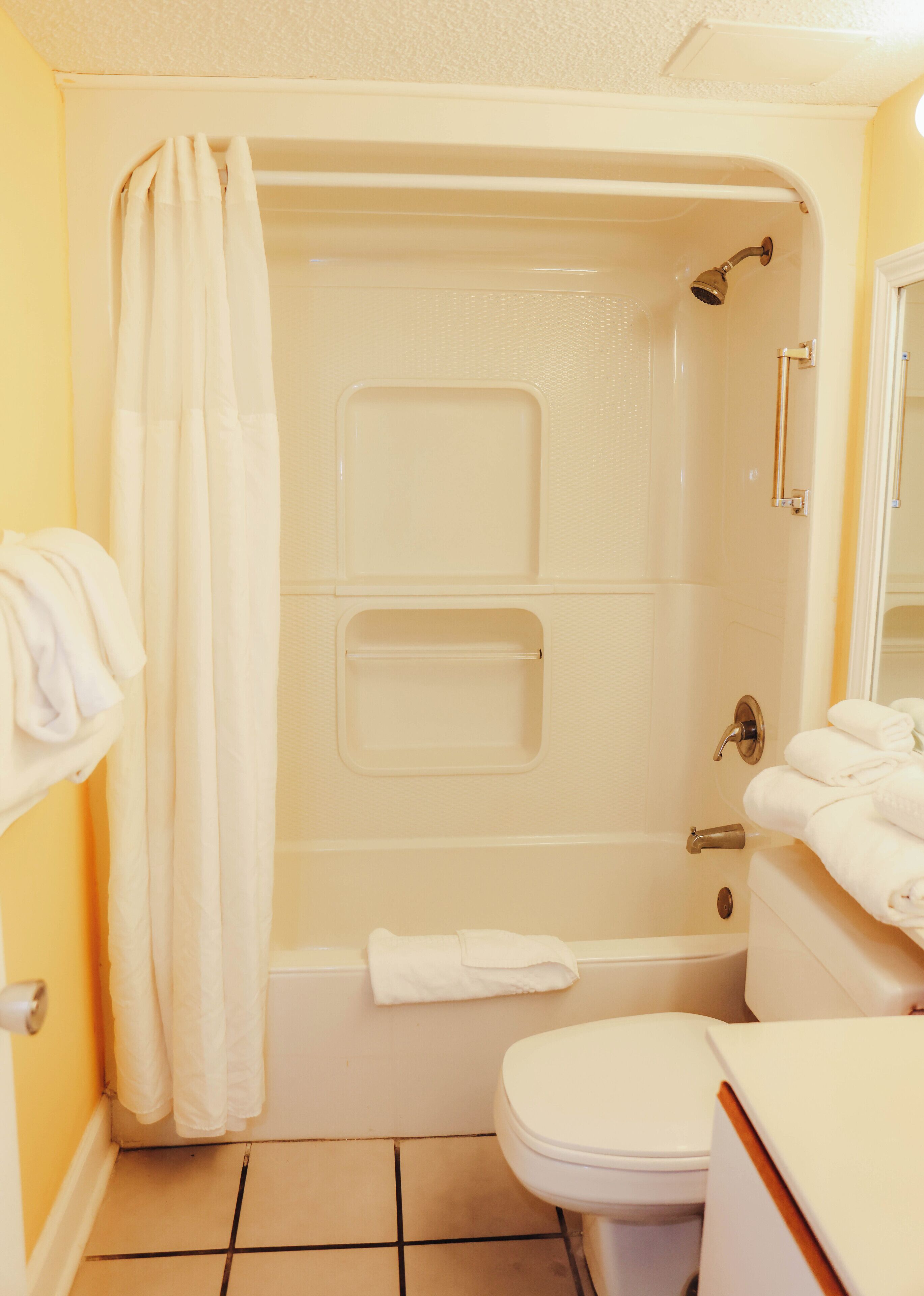 Un baño con bañera, inodoro y zona de lavamanos.