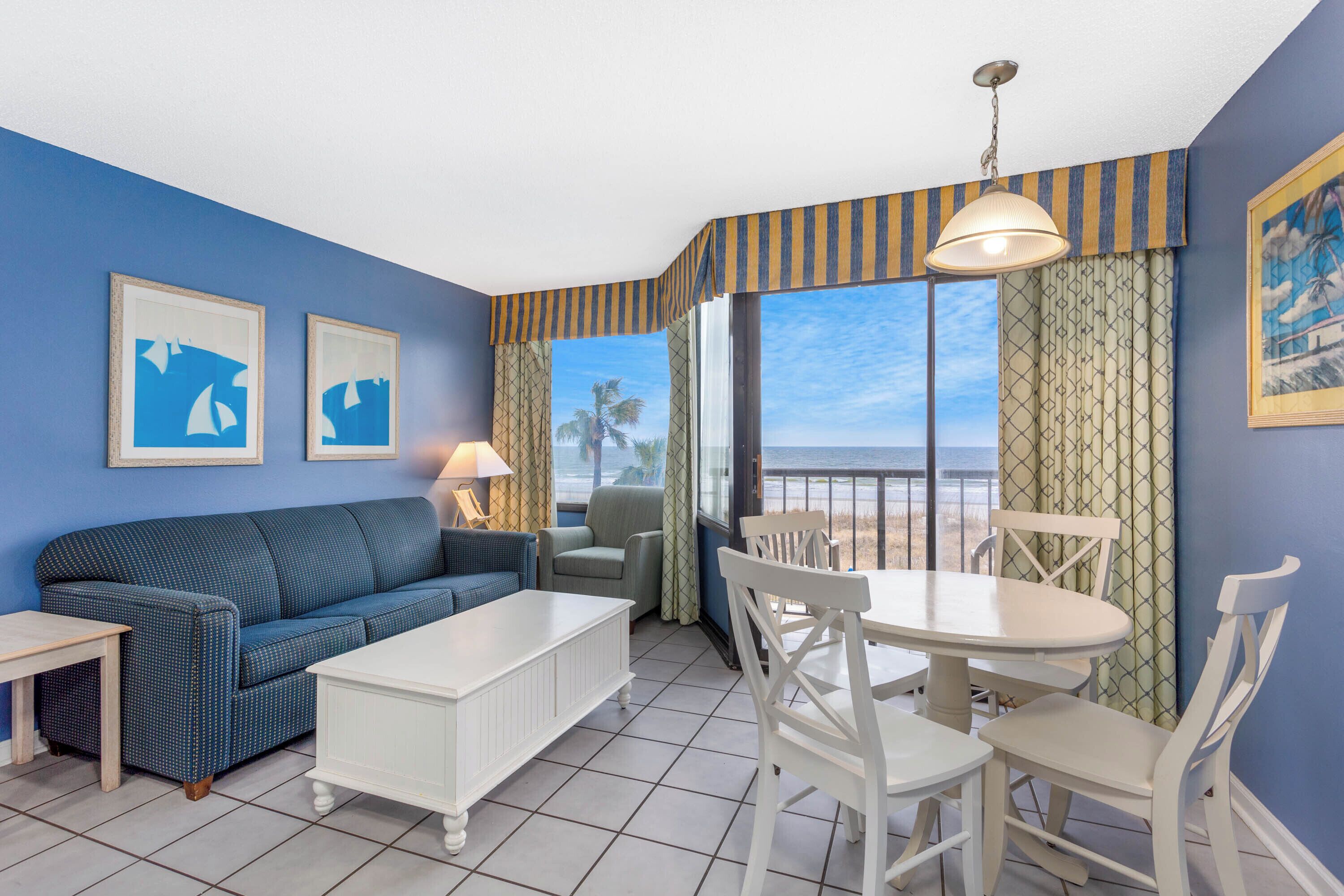 1 Queen Bed, Suite, Side View, Non-Smoking | Living area