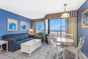 1 Queen Bed, Suite, Side View, Non-Smoking | Área de sala de estar | Televisión, reproductor de DVD y tenis de mesa