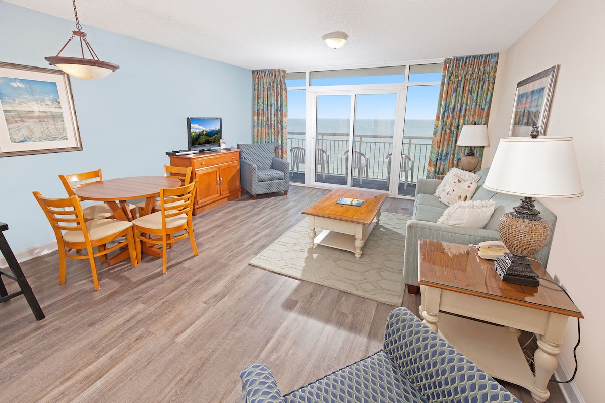 Appartamento Deluxe, 1 camera da letto, balcone, fronte oceano | Area soggiorno | TV a schermo piatto