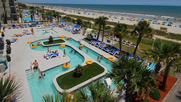Un complexe hôtelier doté de plusieurs piscines, d’un accès à la plage et d’espaces de détente.