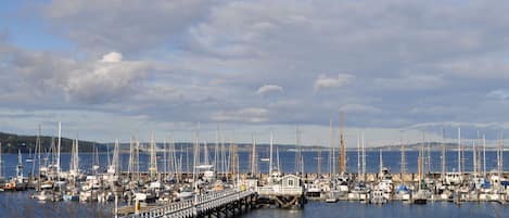 Traditional Penthouse, 2 Bedrooms, Kitchen, Bay View | Marina
