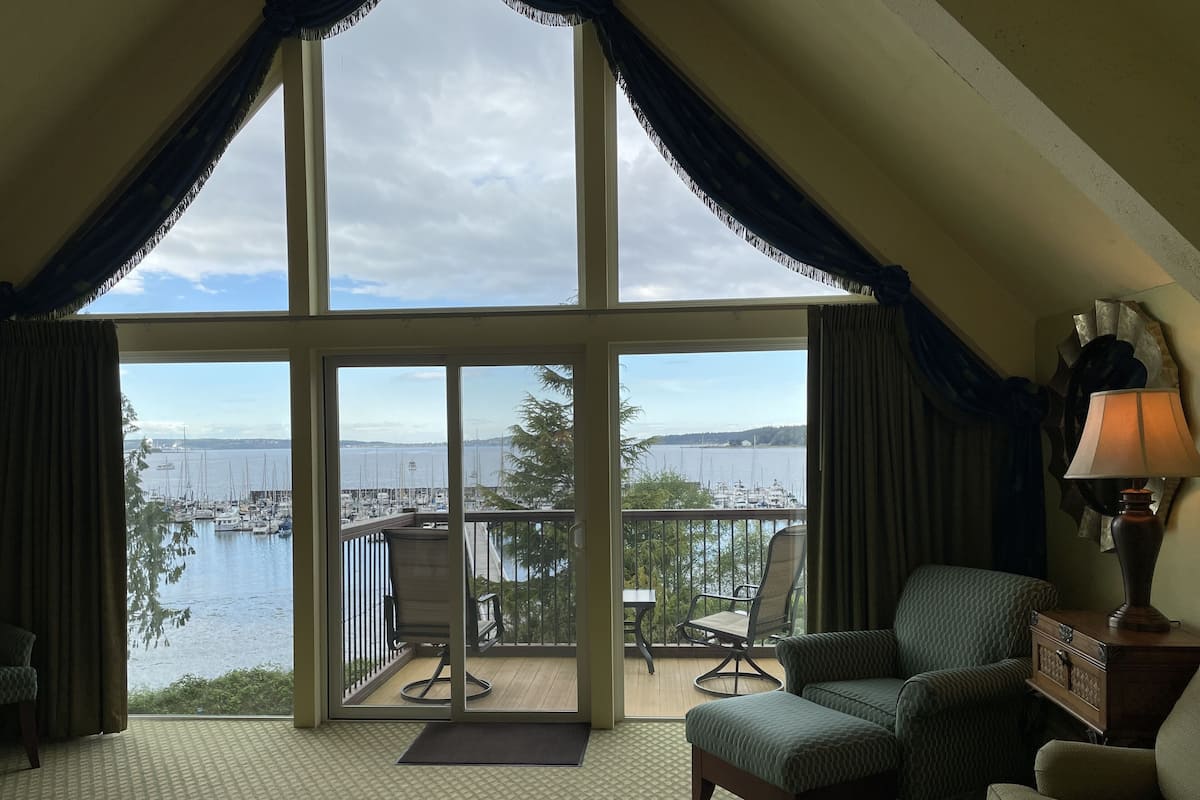 Suite Luxury, idromassaggio, vista baia | 1 camera, una scrivania, tende oscuranti, ferro/asse da stiro