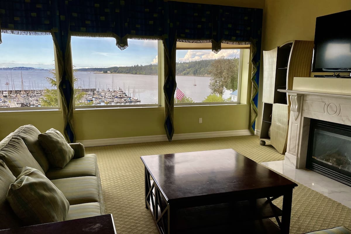 Suite Executive, 1 letto king, idromassaggio, vista baia | 1 camera, una scrivania, tende oscuranti, ferro/asse da stiro
